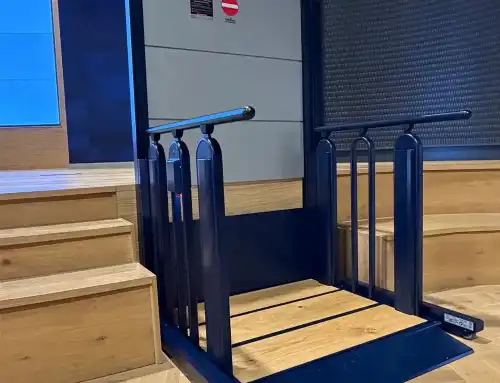 Προσβάσιμη σκηνή αμφιθεάτρου με Liftup FlexStep V2 στη Eurobank
