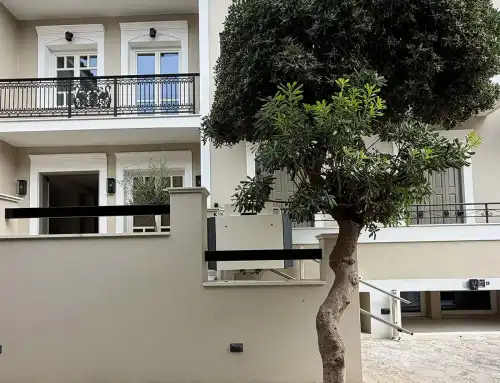 Προσβάσιμη είσοδος στο Doryssa Method Hotel με πλατφόρμα σκάλας Ganser GDLE