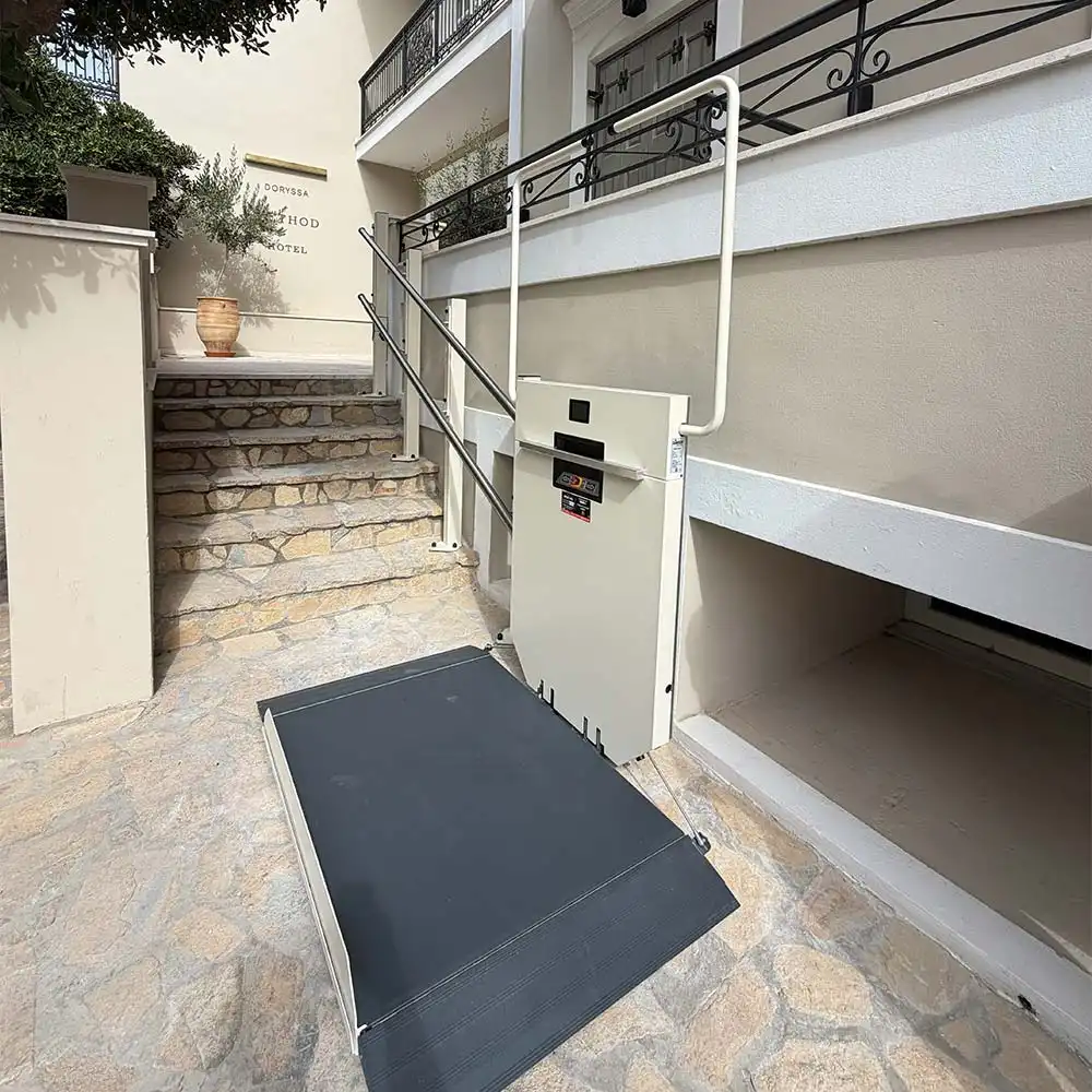 Προσβάσιμη είσοδος στο Doryssa Method Hotel με πλατφόρμα σκάλας Ganser GDLE Προσβάσιμη είσοδος στο Doryssa Method Hotel με πλατφόρμα σκάλας Ganser GDLE