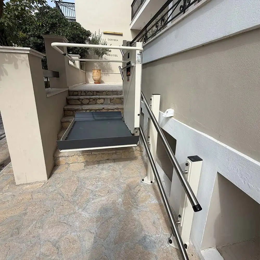 Προσβάσιμη είσοδος στο Doryssa Method Hotel με πλατφόρμα σκάλας Ganser GDLE Προσβάσιμη είσοδος στο Doryssa Method Hotel με πλατφόρμα σκάλας Ganser GDLE