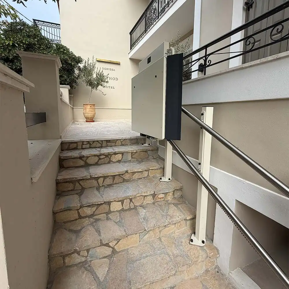 Προσβάσιμη είσοδος στο Doryssa Method Hotel με πλατφόρμα σκάλας Ganser GDLE Προσβάσιμη είσοδος στο Doryssa Method Hotel με πλατφόρμα σκάλας Ganser GDLE