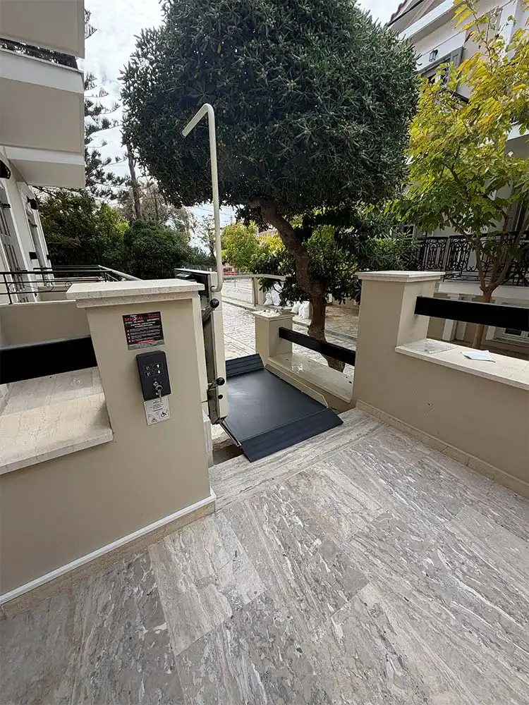 Προσβάσιμη είσοδος στο Doryssa Method Hotel με πλατφόρμα σκάλας Ganser GDLE Προσβάσιμη είσοδος στο Doryssa Method Hotel με πλατφόρμα σκάλας Ganser GDLE