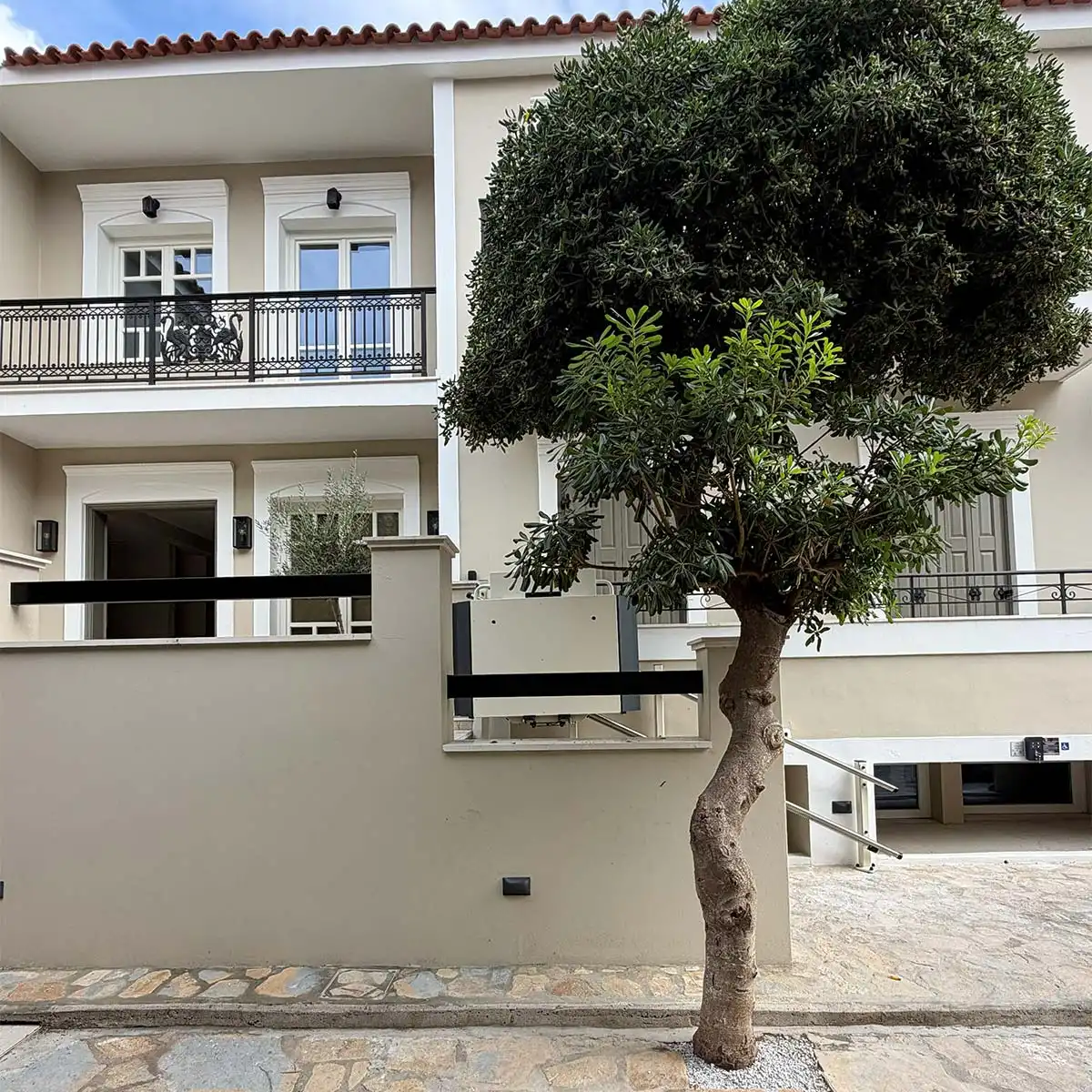 Προσβάσιμη είσοδος στο Doryssa Method Hotel με πλατφόρμα σκάλας Ganser GDLE